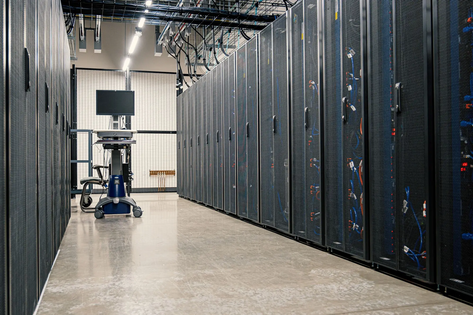 Pasillo de racks de servidores en un data center
