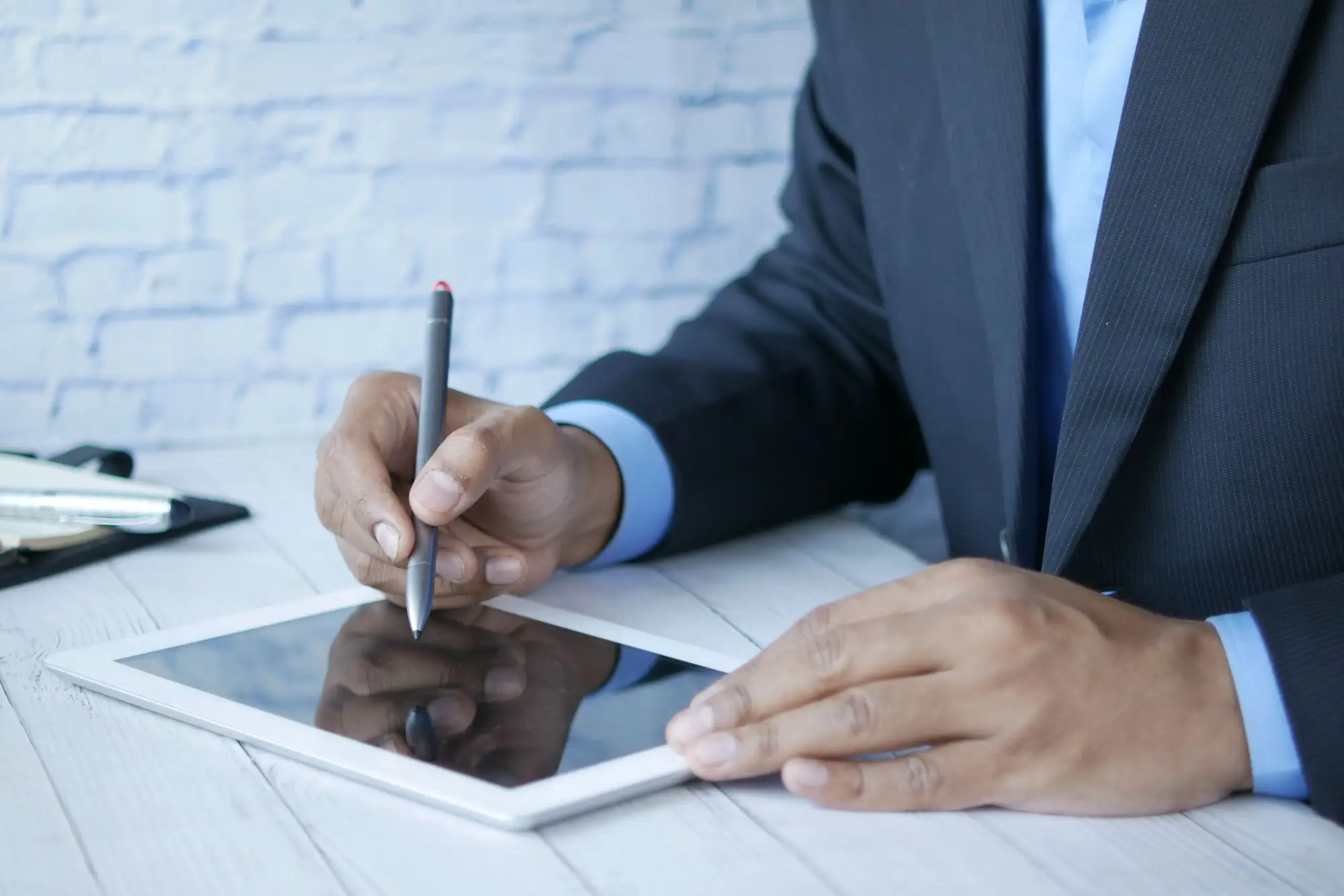 Profesional firmando un documento en una tablet con lápiz digital