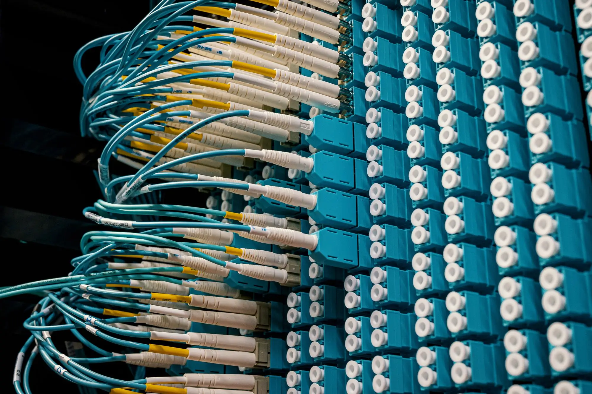 Panel de fibra óptica en un centro de datos