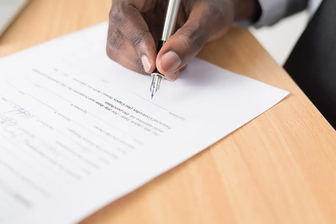 Firma de documentos legales sobre títulos de dominio